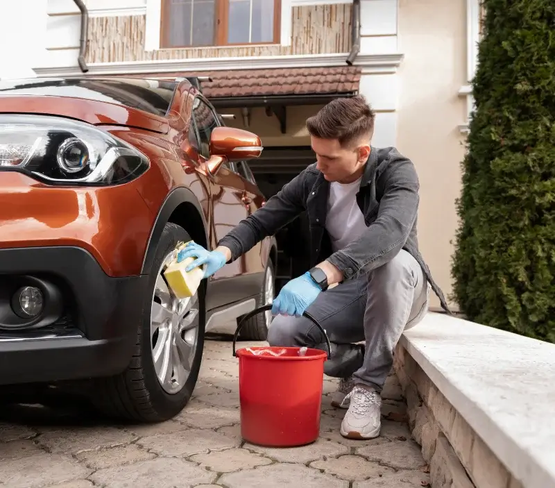 Lavage auto à domicile Saint-Pierre-du-Vauvray : professionnel intervenant sur un véhicule